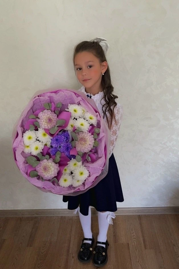 Победительницей конкурса фото "Снова в школу" стала Кира Баринова и получает в подарок ...