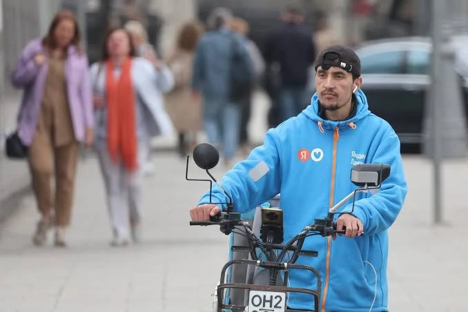 🚴 Московских курьеров будут ежегодно тестировать на знание ПДД