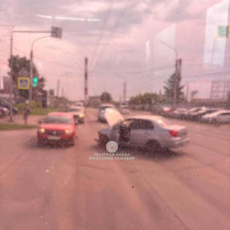🚔 На Тургоякском шоссе в районе остановки "Восточная проходная" случилась авария. Движение в сторон