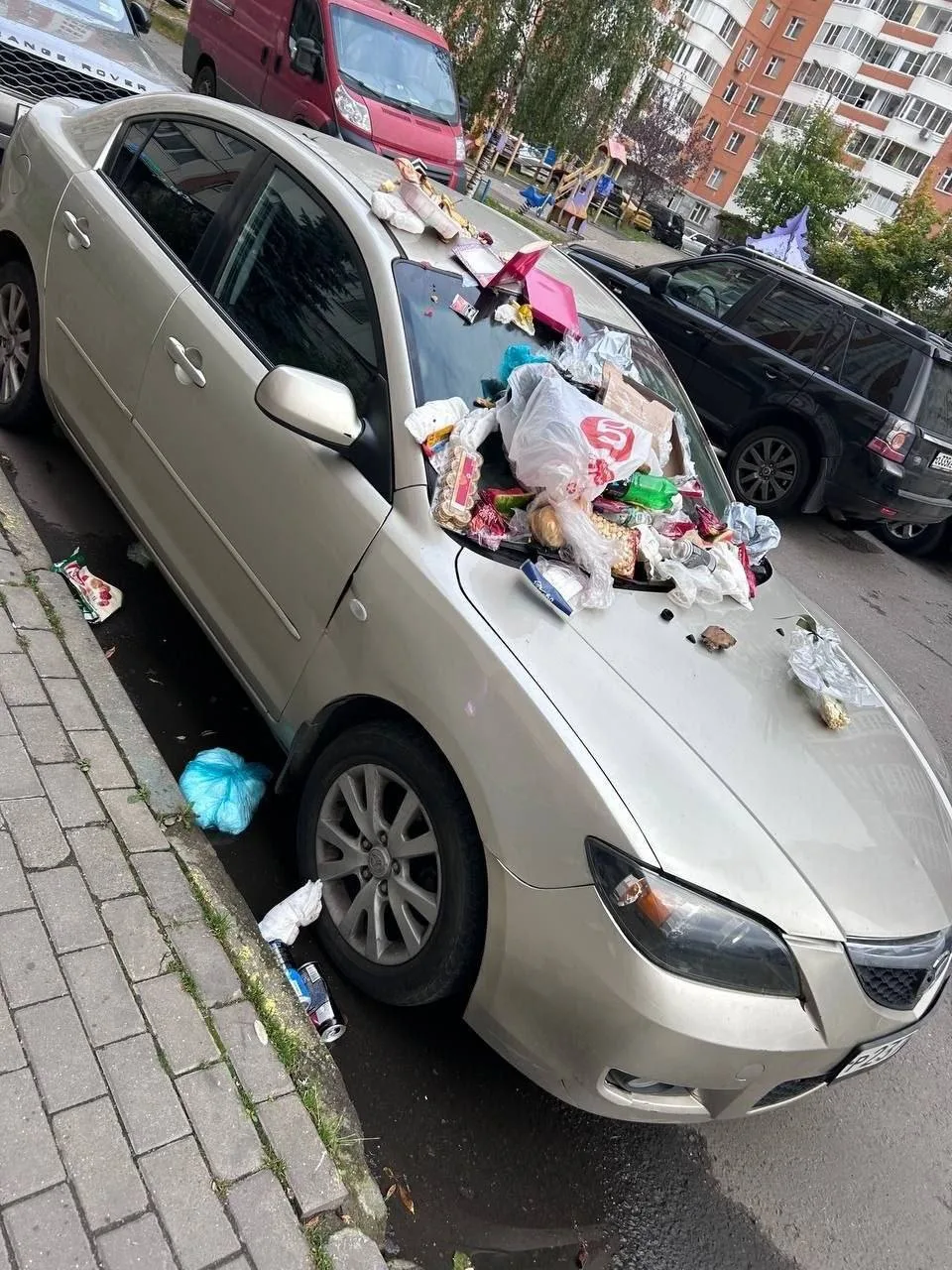 Как борются на Новом шоссе с теми, кто криво припарковался 😕
