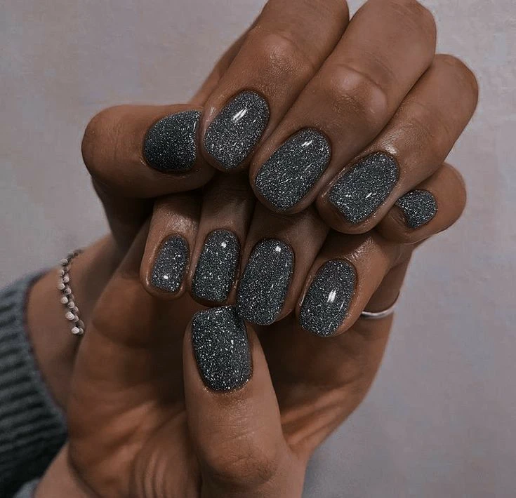 Космическое сияние: темный маникюр с эффектом светоотражающего блеска 🖤✨