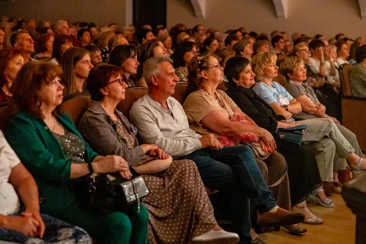 Музыка, амбиции и неожиданные повороты судьбы. Всё, как и в жизни!   🎭На сцене Зимнего театра развер