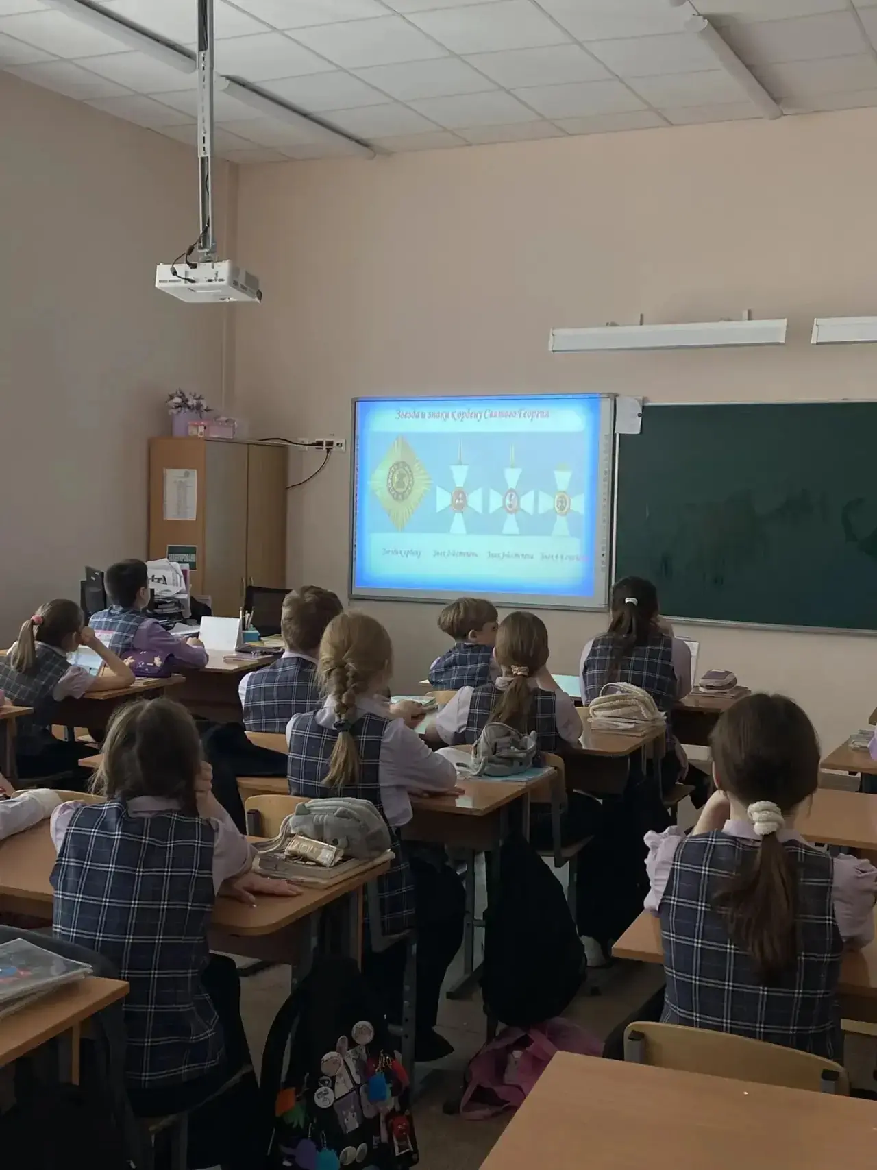 🕊️ «Окна Победы» и Георгиевская лента: как мы готовимся к 9 мая  В преддверии великого праздника наш
