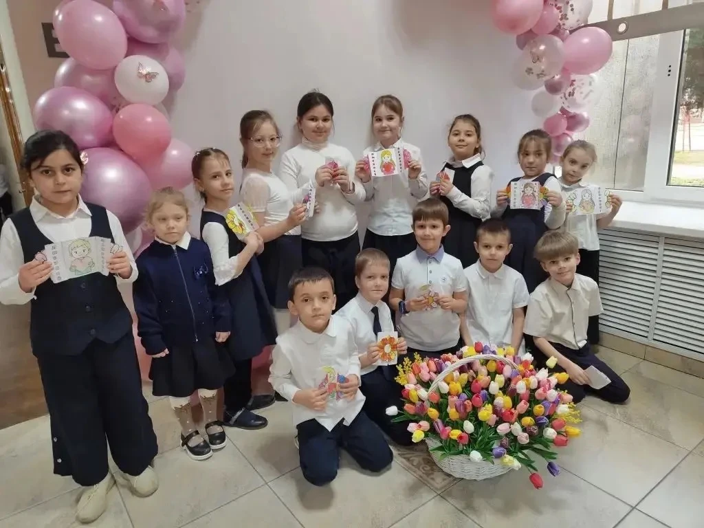 🌸В  нашей школе прошли замечательные классные часы , посвящённый Международному женскому дню.  ☀️Реб