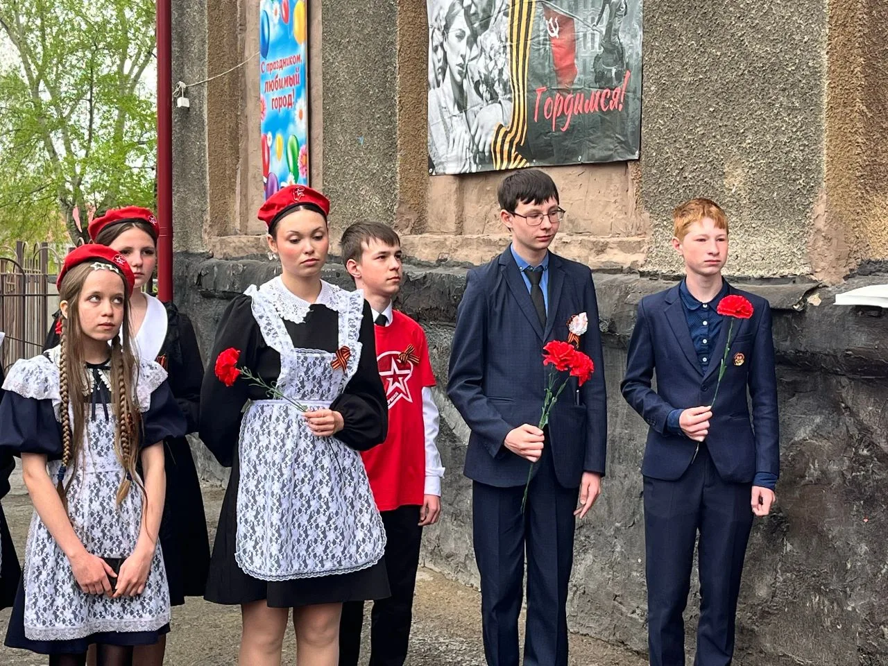 У школы № 35 прошёл митинг, посвящённый памяти Виктора Ивановича Полосухина.