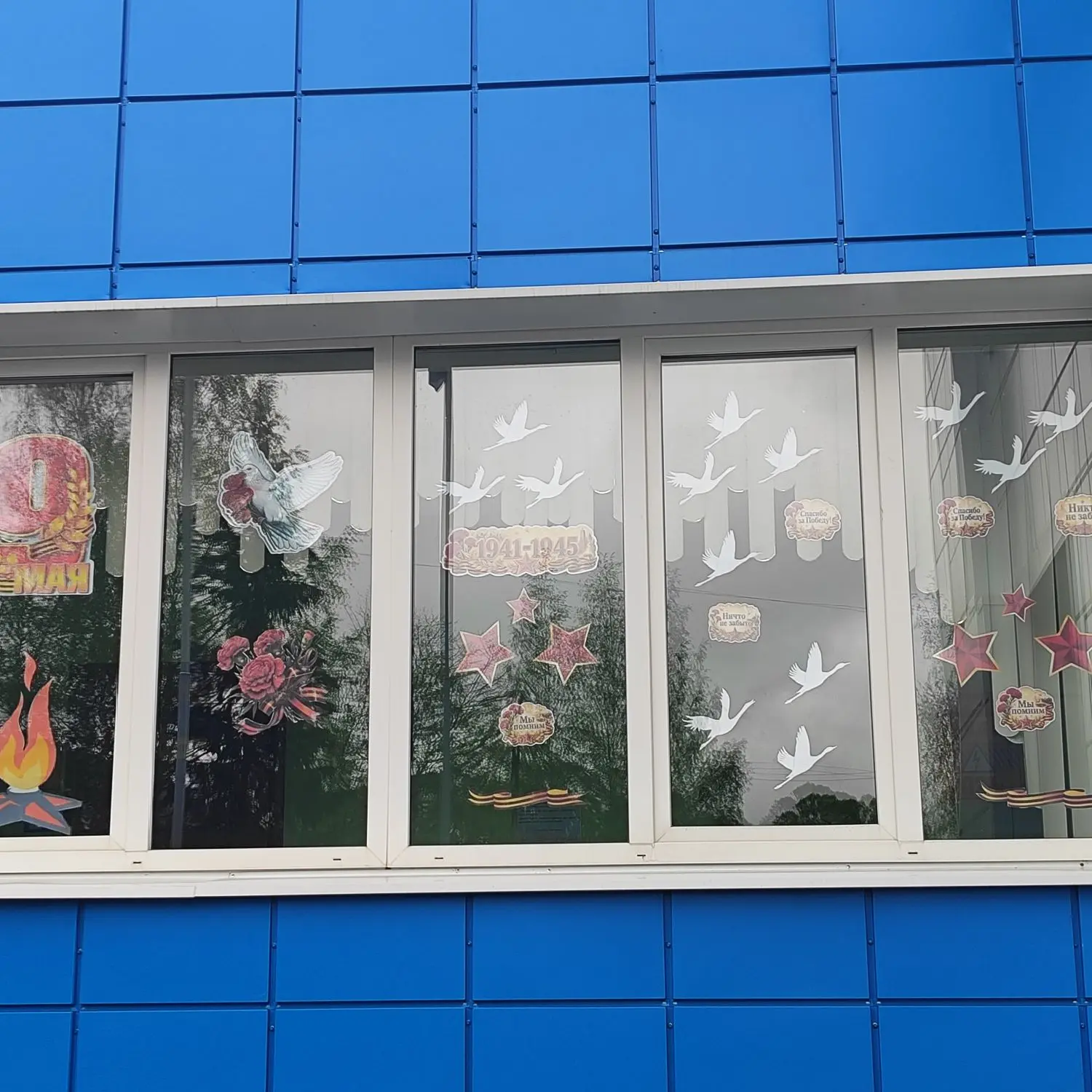 🎖Бессмертный полк в каждом окне.  Наша гимназия с гордостью присоединилась к Всероссийской акции «Ок