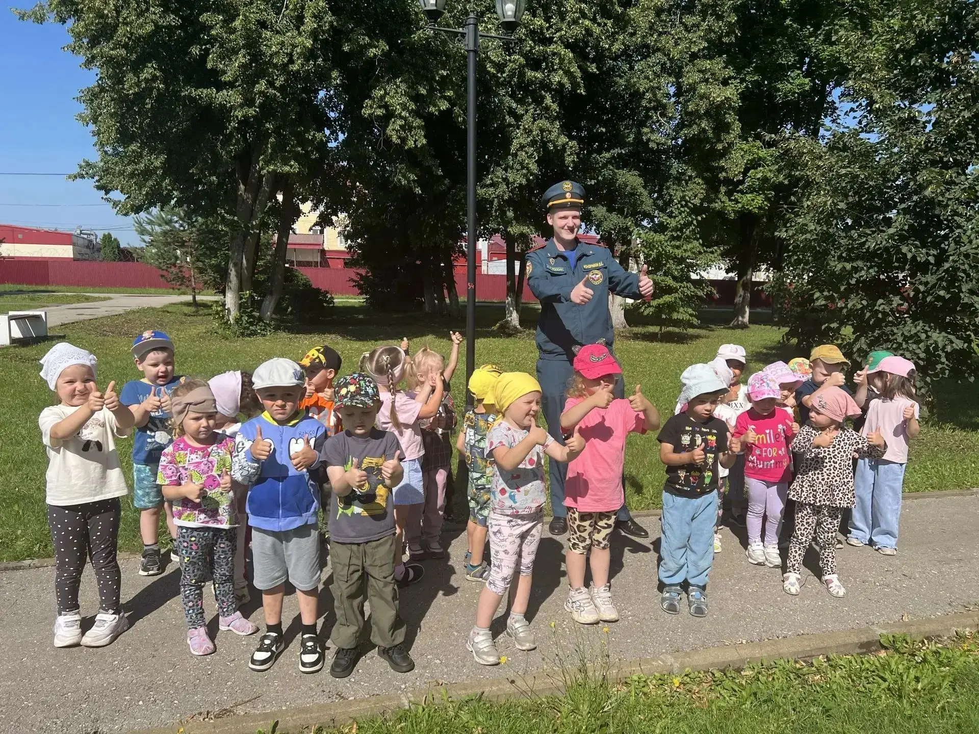 Во время прогулки в парке сотрудник МЧС провел беседу с детьми средних групп по пожарной безопасност