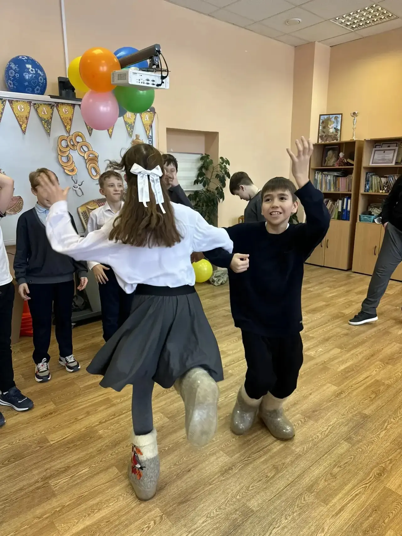 🥞 Масленица в Ромодановских двориках   🙃 19 февраля в  4 «В» классе состоялся настоящий масленичный 
