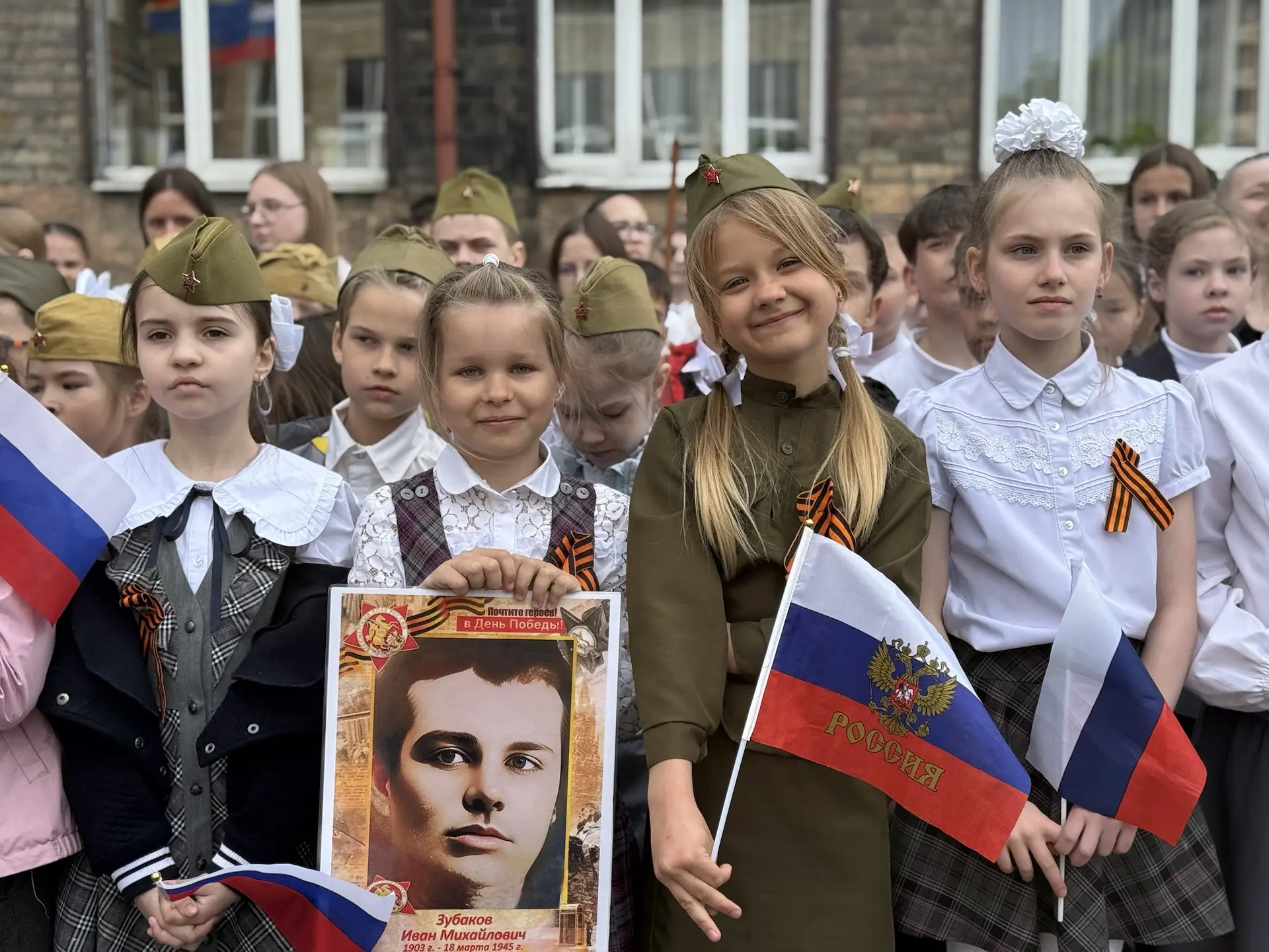 Общешкольный марш-парад 🇷🇺  В основе уклада нашей школы лежат многолетние традиции. Накануне самого 