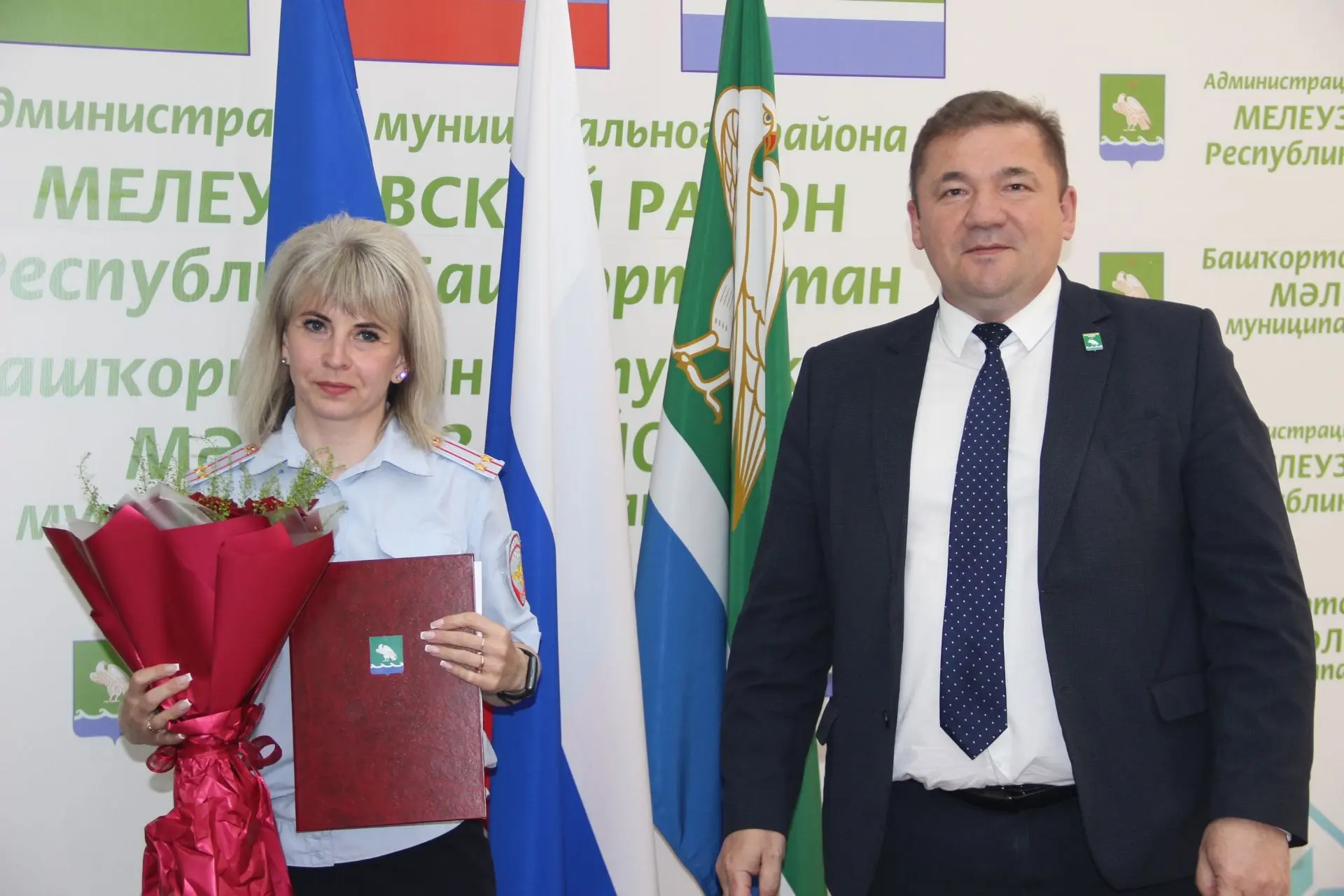 Оперативное совещание на старте недели начали с награждений.