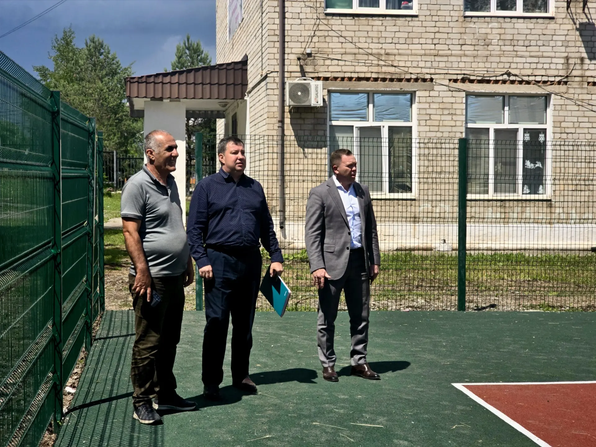 В поселке Смоляниново завершено благоустройство волейбольной площадки на территории нач...