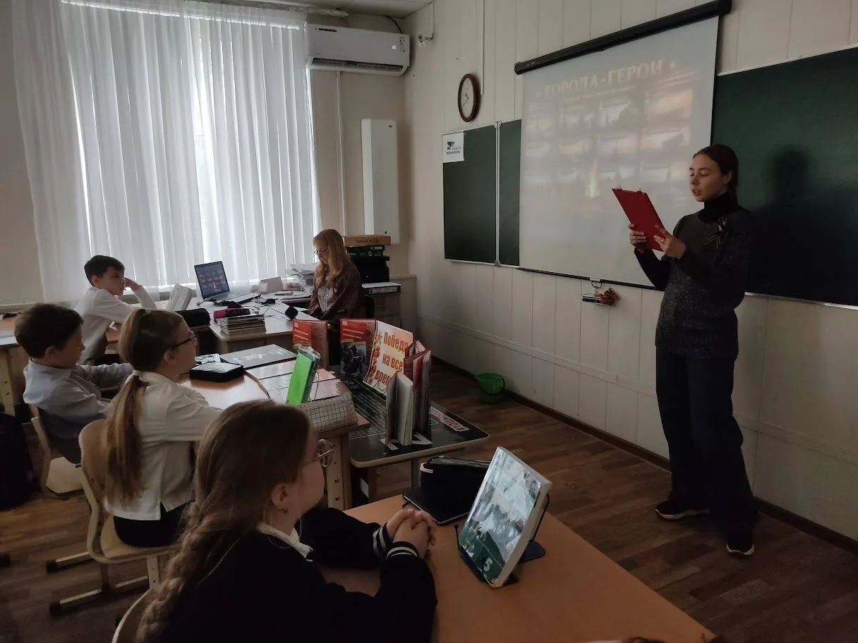 Литературно-патриотический час «Сквозь года звенит Победа»   9 Мая — день, который навсегда вписан в