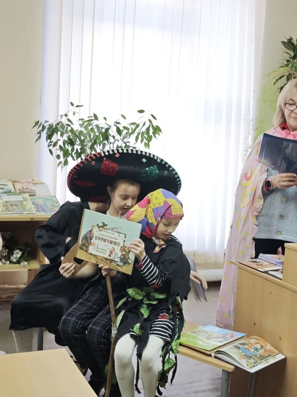 📚✨Ура! Ученики 1‑х классов успешно закончили изучение «Азбуки» — это большой шаг в мире чтения!  🎭В 