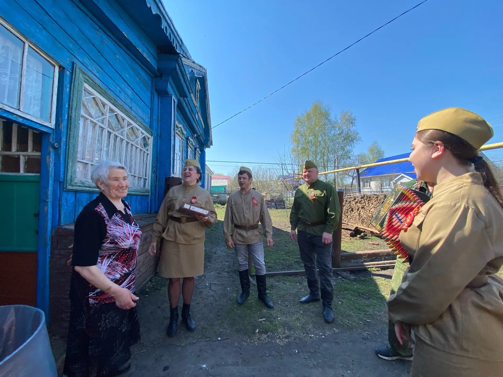 Какие добрые снимки❤️
Сколько в них тепла.
Это артисты Сеченовского Дома культуры поздравляли с Днем