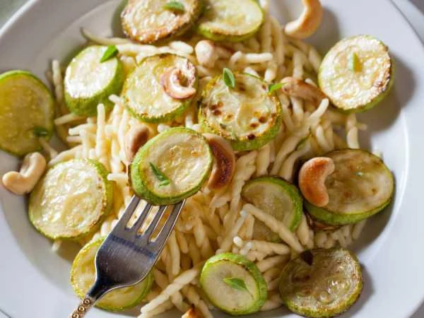 🍝 Макароны с кабачками.

Ингредиенты:

• Кабачок — 125 г
• Макаронные изделия — 100 г
• Масло оливк