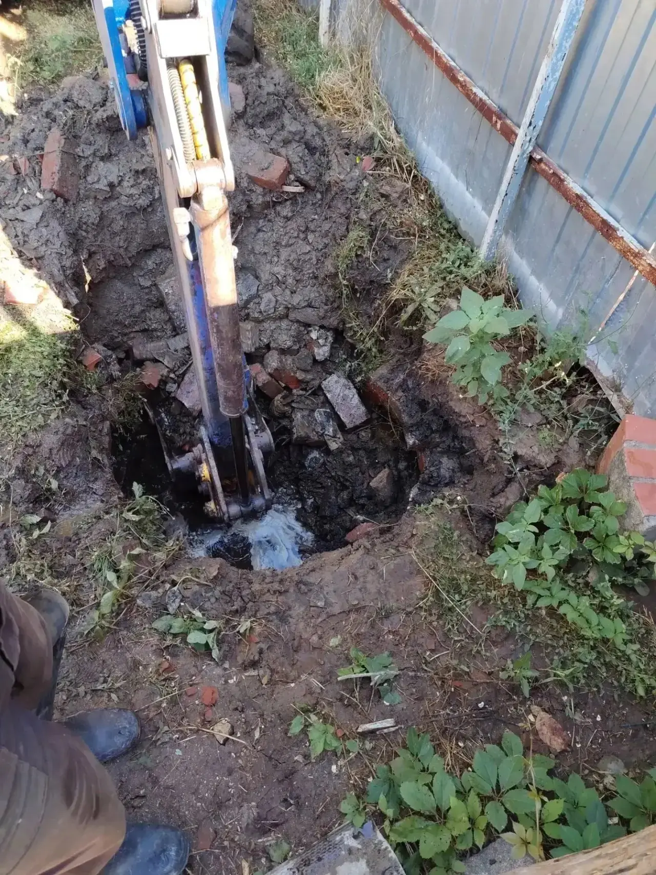 Аварийно-восстановительные работы на сети водоснабжения в районе дома № 11 по ул. Молод...
