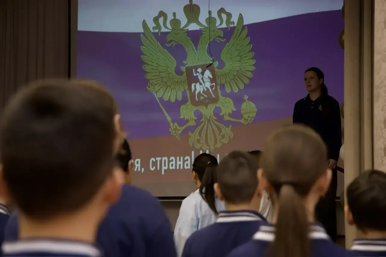 Каждый понедельник в нашей школе начинается с торжественного события — линейки, которая открывает дв