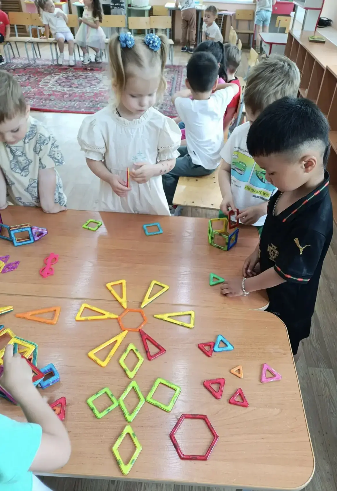 🎨 Сегодня на занятии мы погрузились в мир творчества и геометрии — конструировали «Цветы на нашей к