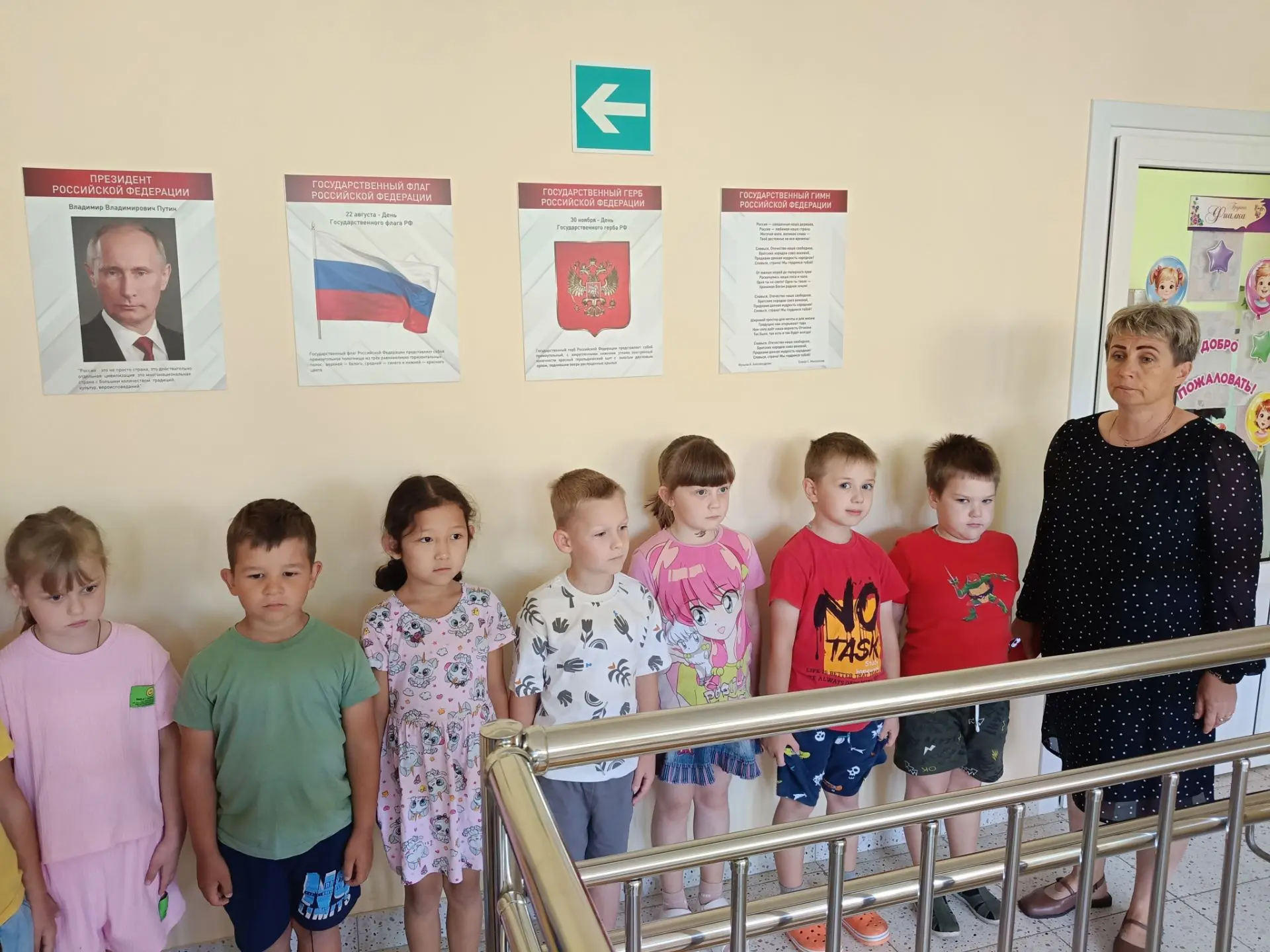 В подготовительной группе «Ромашки» прошла первая торжественная линейка. Теперь такие м...