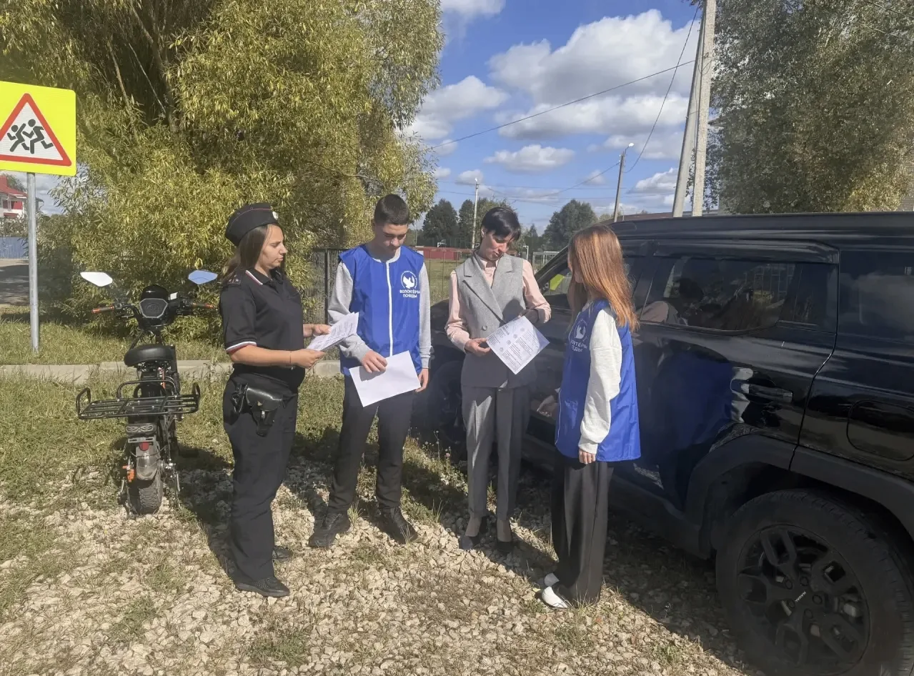 В рамках ОПМ «На дороге без ошибок» полицейские и волонтеры провели профилактические ме...