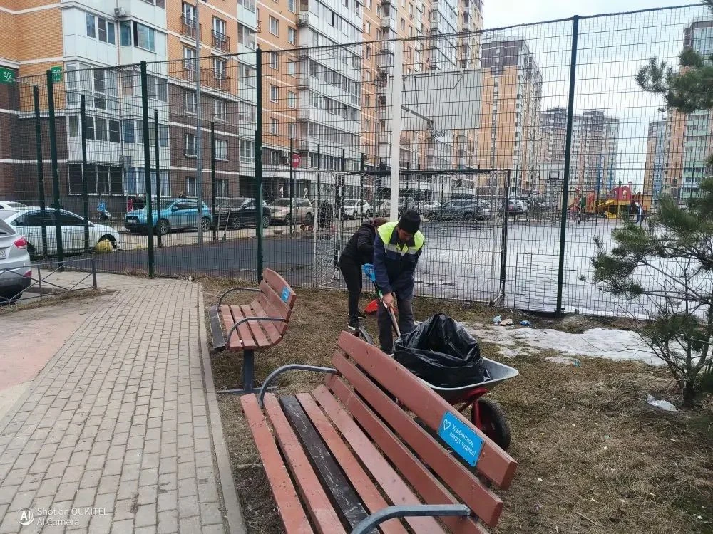 🌿 Сегодня сотрудники УК «Азимут» провели масштабный субботник на обслуживаемой территории  🔧 Что сде