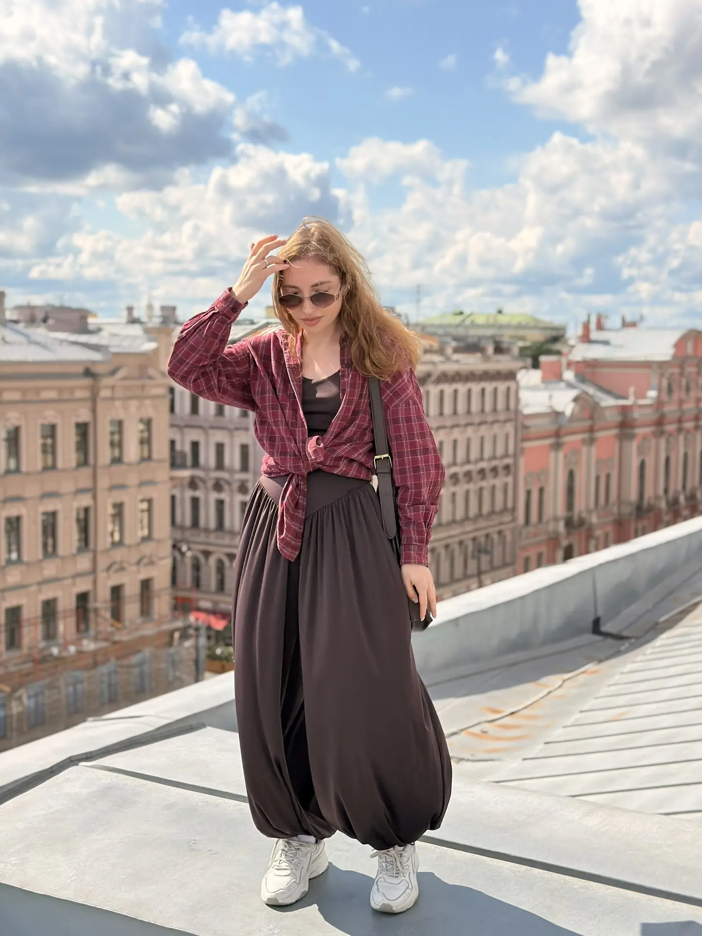 У нас тут случайно сложилась экскурсия по крышам и парадным Питера 😍