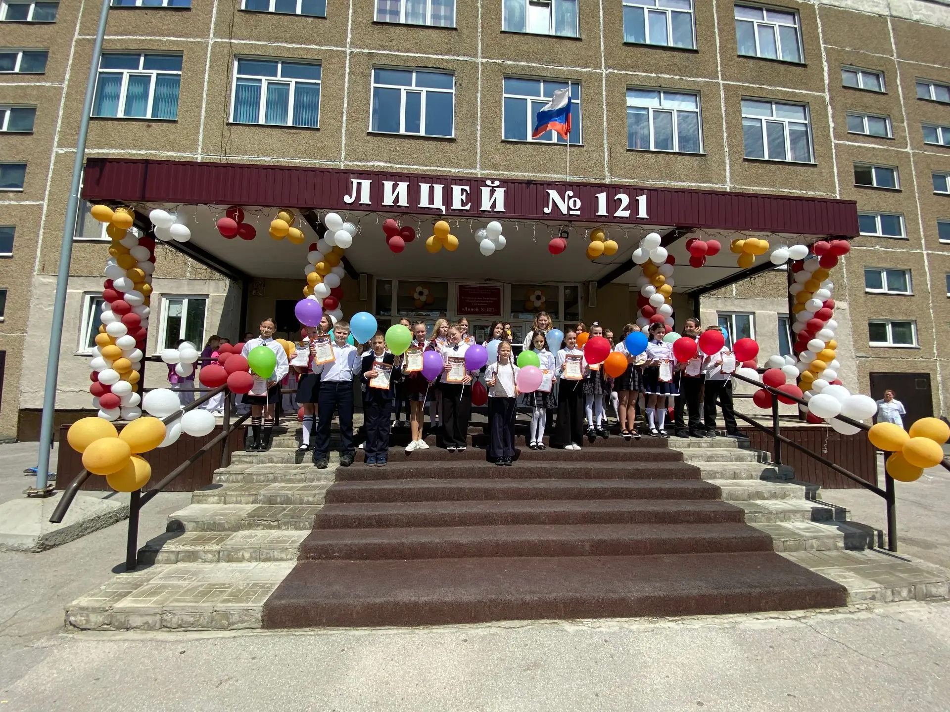 🎈 Это не точка, это всего лишь запятая в школьной жизни: четвероклассники простились с начальной шко