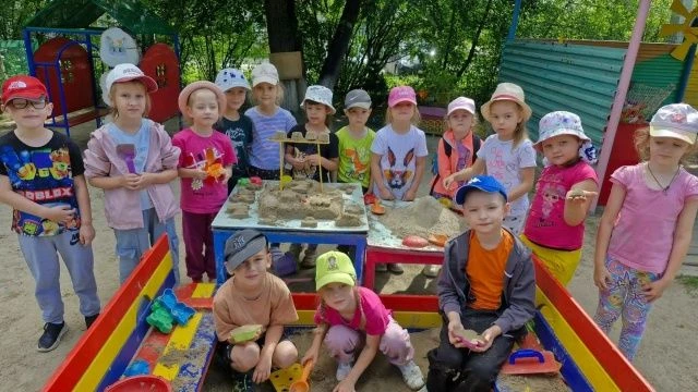 Каждый день в детском саду это новые открытия, особенно летом, ведь лето - пора солнца, песка и прог