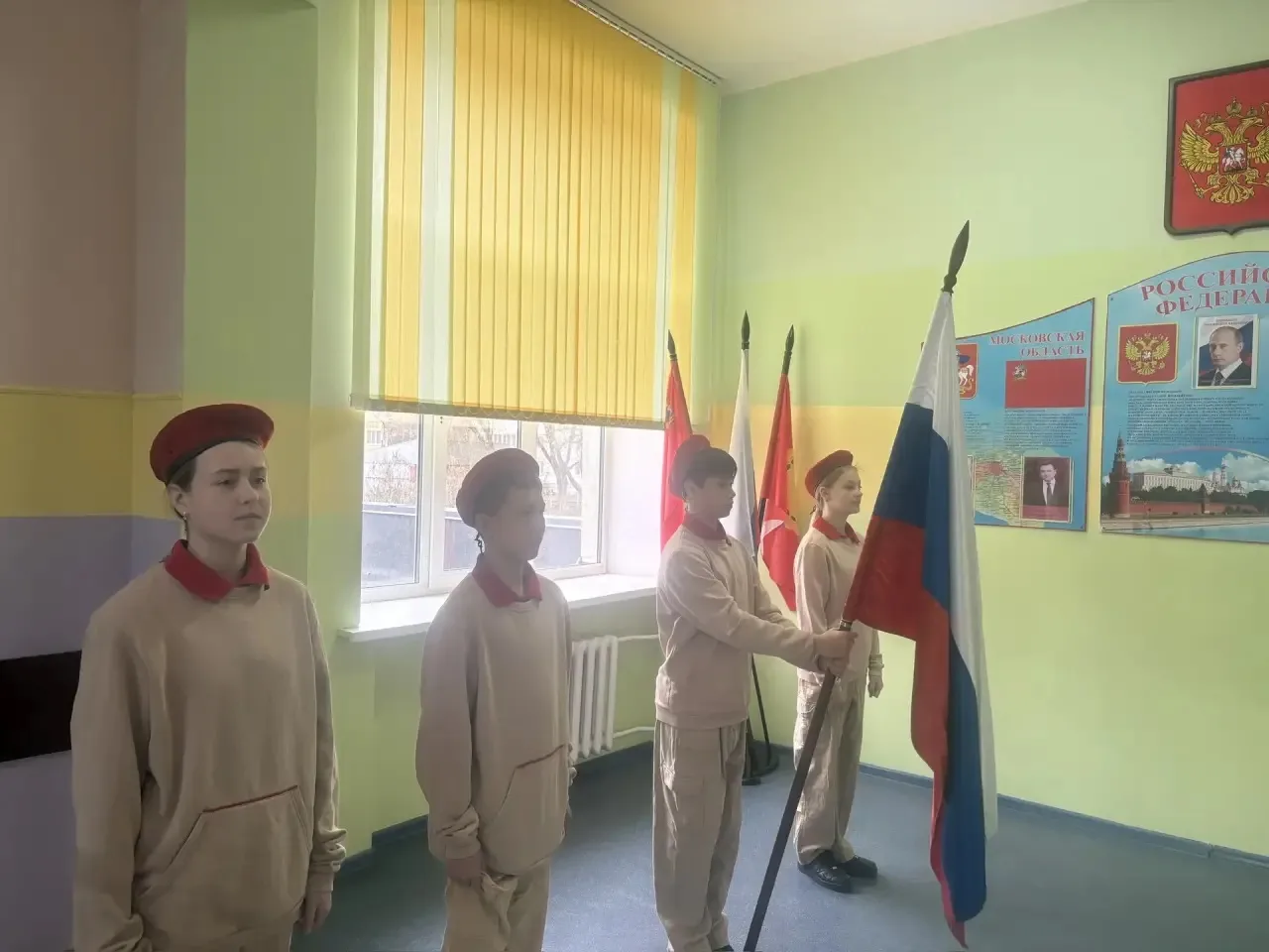 Патриотизм и Забота о Планете! 🌏  Сегодняшнее утро понедельника в МБОУ «Эффективная школа» (корпус 4
