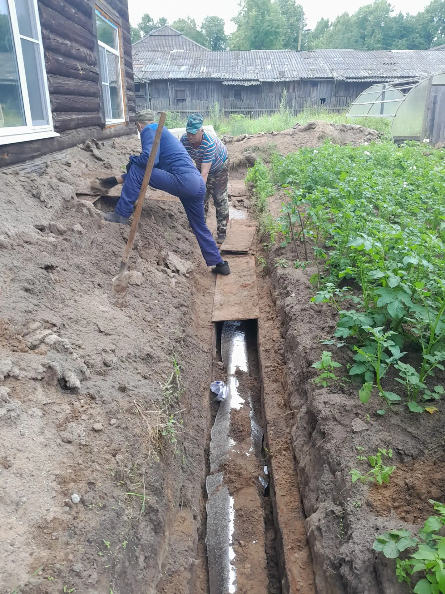 🛠️ МУП «ШОКС»: закрываем лоток на ул. Кирова и готовимся к новым объектам

Слесари нашей бригады пе