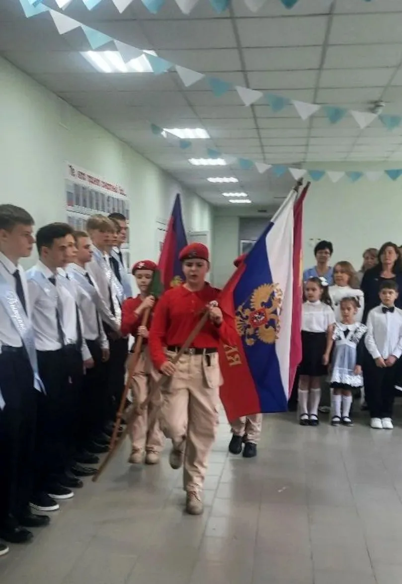 🎓🔔 Сегодня в нашей школе прошла торжественная линейка, посвященная празднику «Последнего звонка».  В