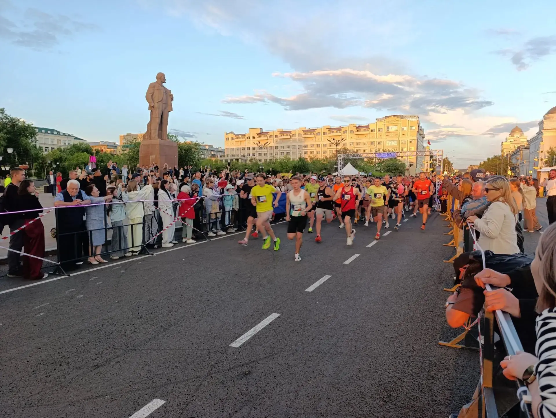 🏃‍♂️💡 Ночной световой забег состоялся в Чите