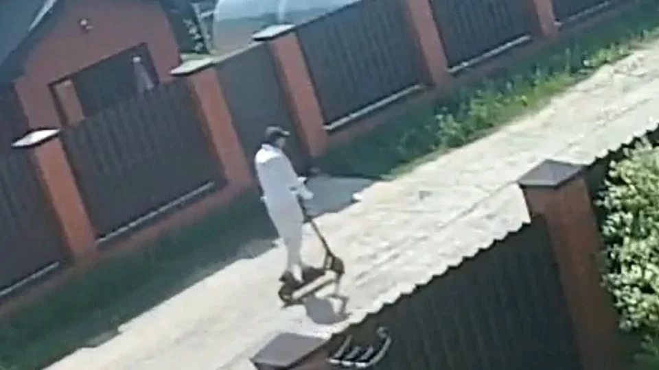 Здравствуйте, возможно кто-то из вас узнает этого молодого человека. Дело в том, что вчера, 13 июня 