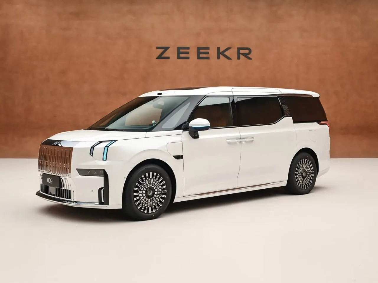Бирюзовые фонарики на автомобилях Li Auto, Zeekr, Xiaomi, BYD и др. еще не стали мейнстримом, но ско