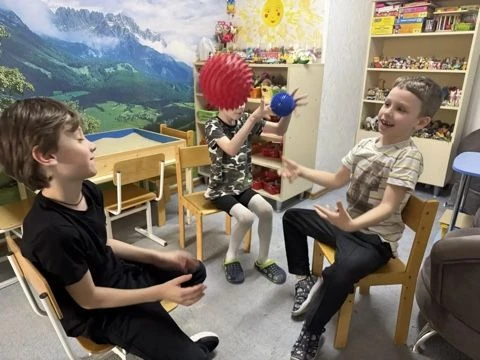 Педагог-психолог использует в своей работе массажные мячи. Игры с этими мячами комплексно влияют на 