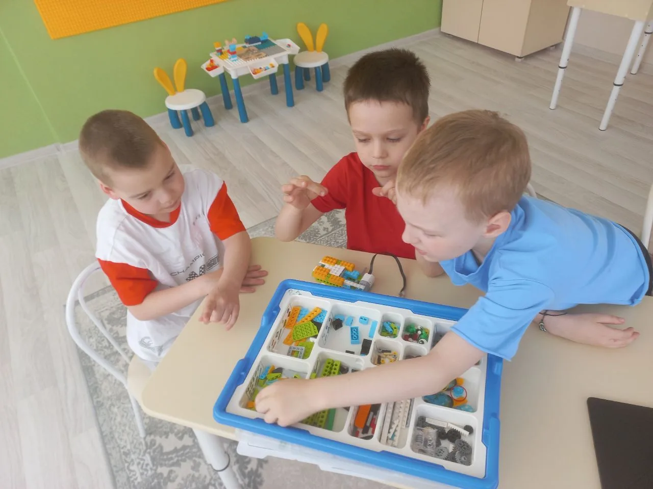 ⚙️На занятии по роботехнике дети подготовительной группы "Звёздочки" узнали интересные факты о танка