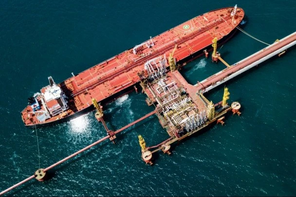 Сюда — бензин, а туда нельзя. Что с перевалкой нефтепродуктов в портах Балтики