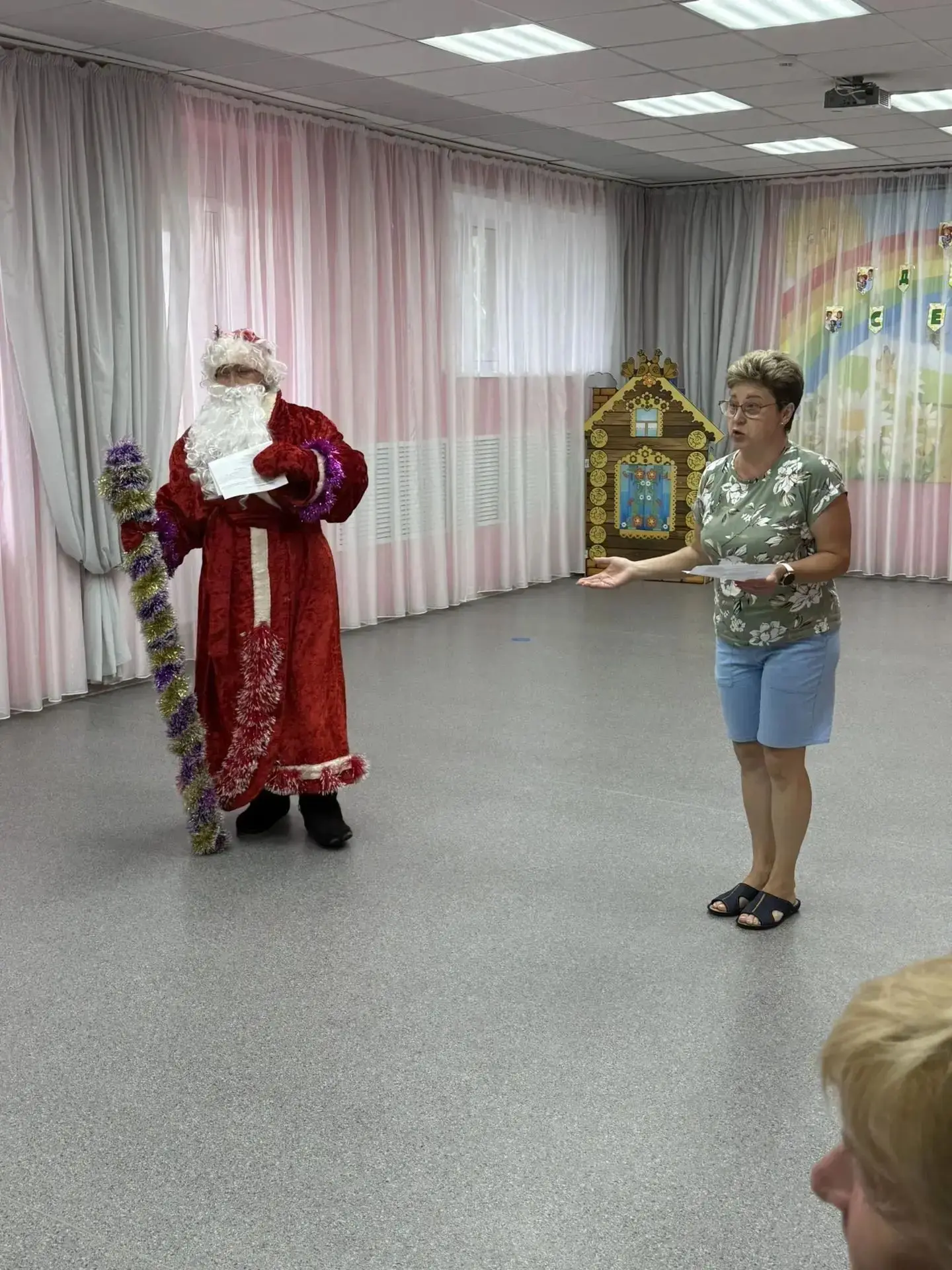 На дворе любимое всеми лето!!!
Но несмотря на это к нам в детский сад пришел наш любимый дед Мороз🎅