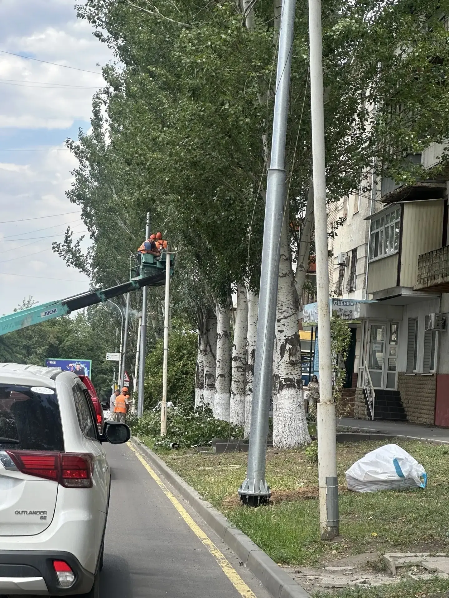 Аварийно-спасательная служба удалила и обрезала более 40 деревьев 
Луганская аварийно-спасательная с