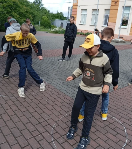 Активно и весело: игры на свежем воздухе в пришкольном лагере
Ребята из пришкольного лагеря не скуча
