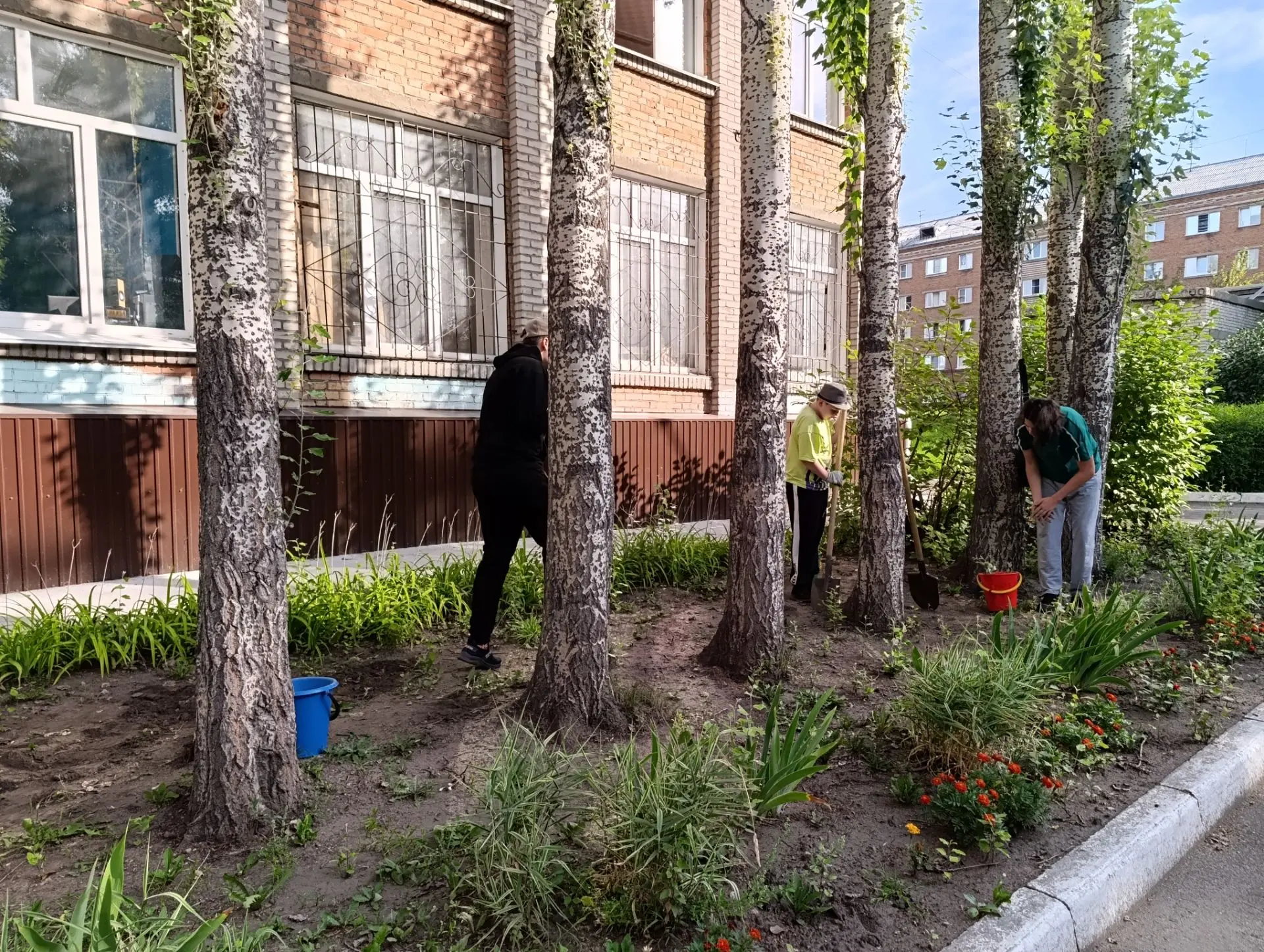 В летний период учащиеся школы № 49 продолжают принимать активное участие в благоустрой...