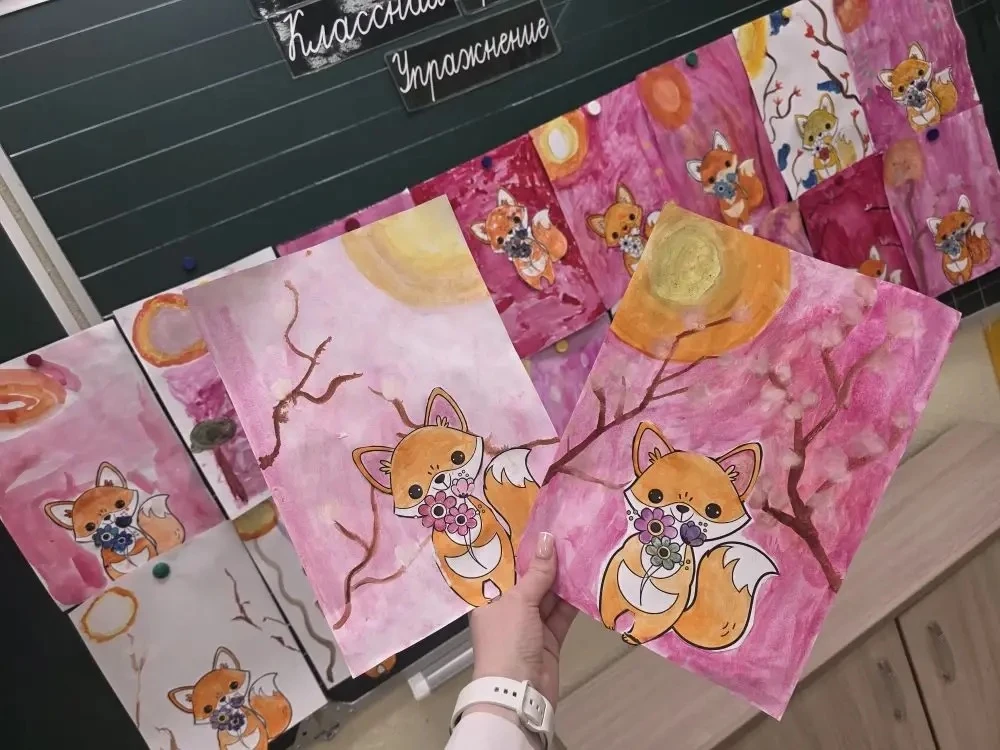 Весна стучится в окна, а в 3 Д классе она уже расцвела на листах бумаги! 🌸  На уроке рисования ребят