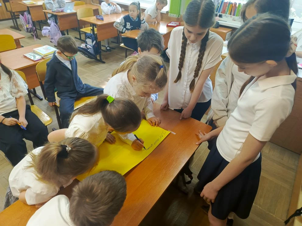 Самолёт будущего  Советник директора совместно с активистами Движения Первых, которые также являются