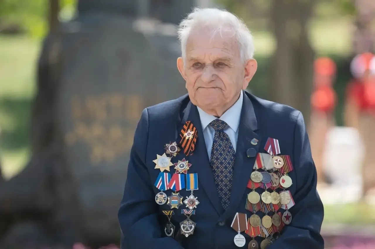 Сегодня Михаилу Степановичу Латохе — 101 год! 

Михаил Степанович Латоха встретил войну 15-летним юн