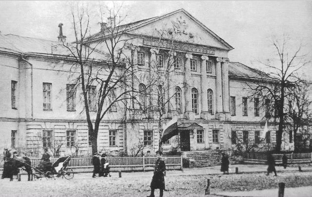 Сегодня 1 сентября — праздник, знакомый каждому с детства. Запах цветов, строгая форма,...