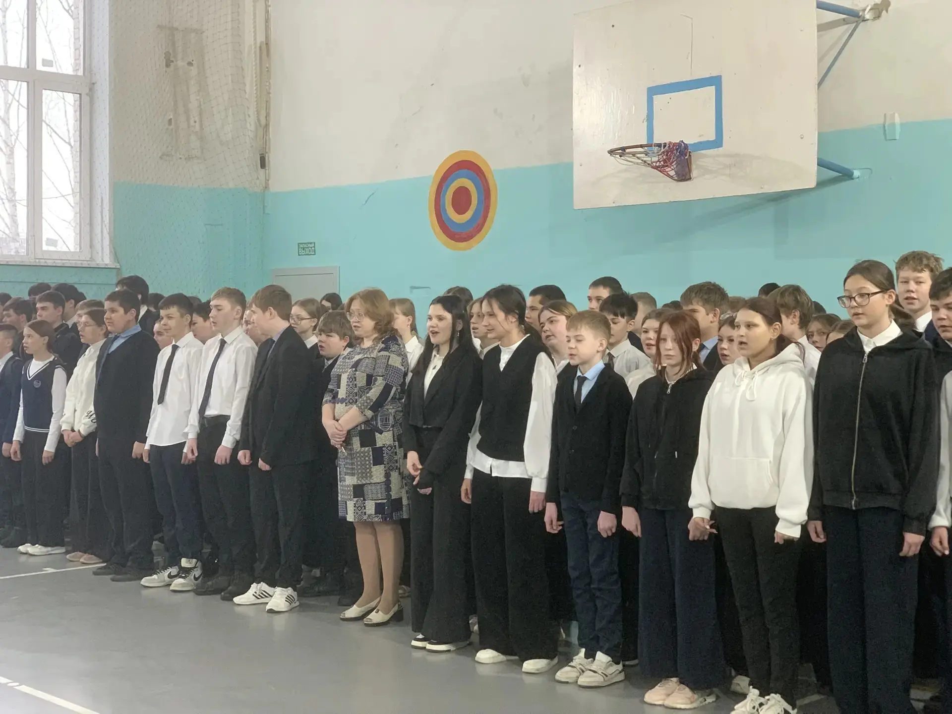 Новая учебная неделя в нашей школе традиционно началась с церемонии поднятия государственных флагов 