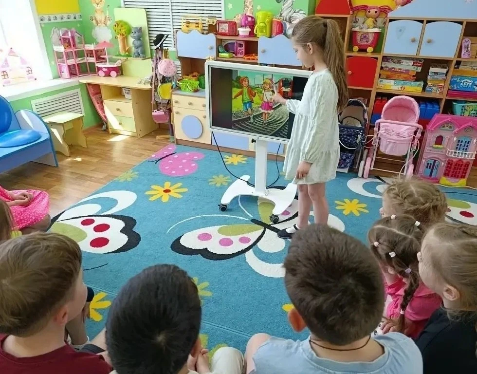 Уважаемые взрослые!

Не оставляйте детей одних вблизи железнодорожных путей🚉. Помните, это опасно д