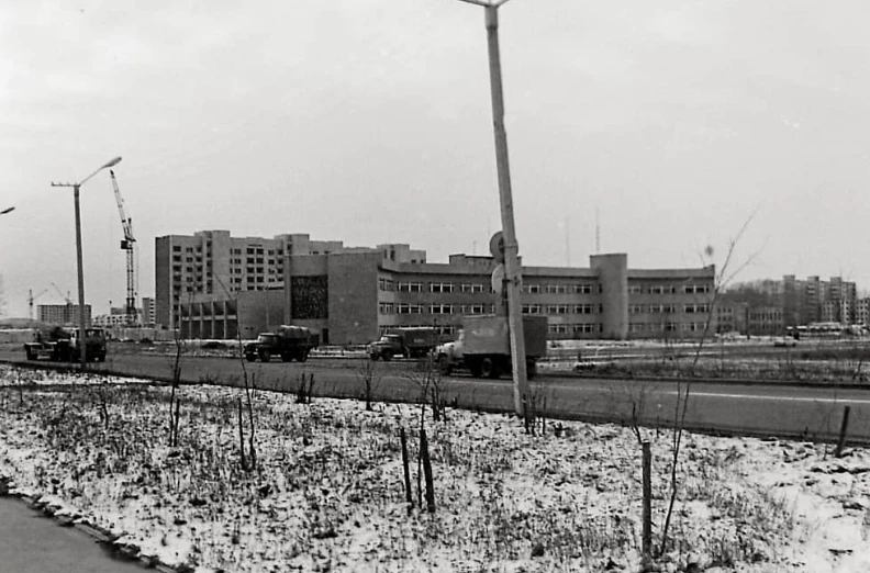 Проспект Интернациональный 1980-ые, чуть поодаль – городской дворец творчества детей и молодёжи «Дом