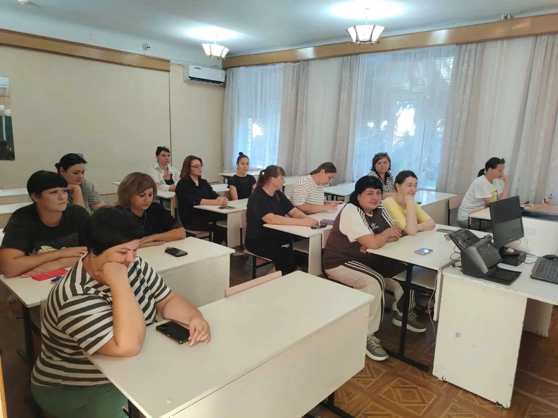 Тема безопасности детей на дорогах- одна из самых важных на родительских собраниях, и в...