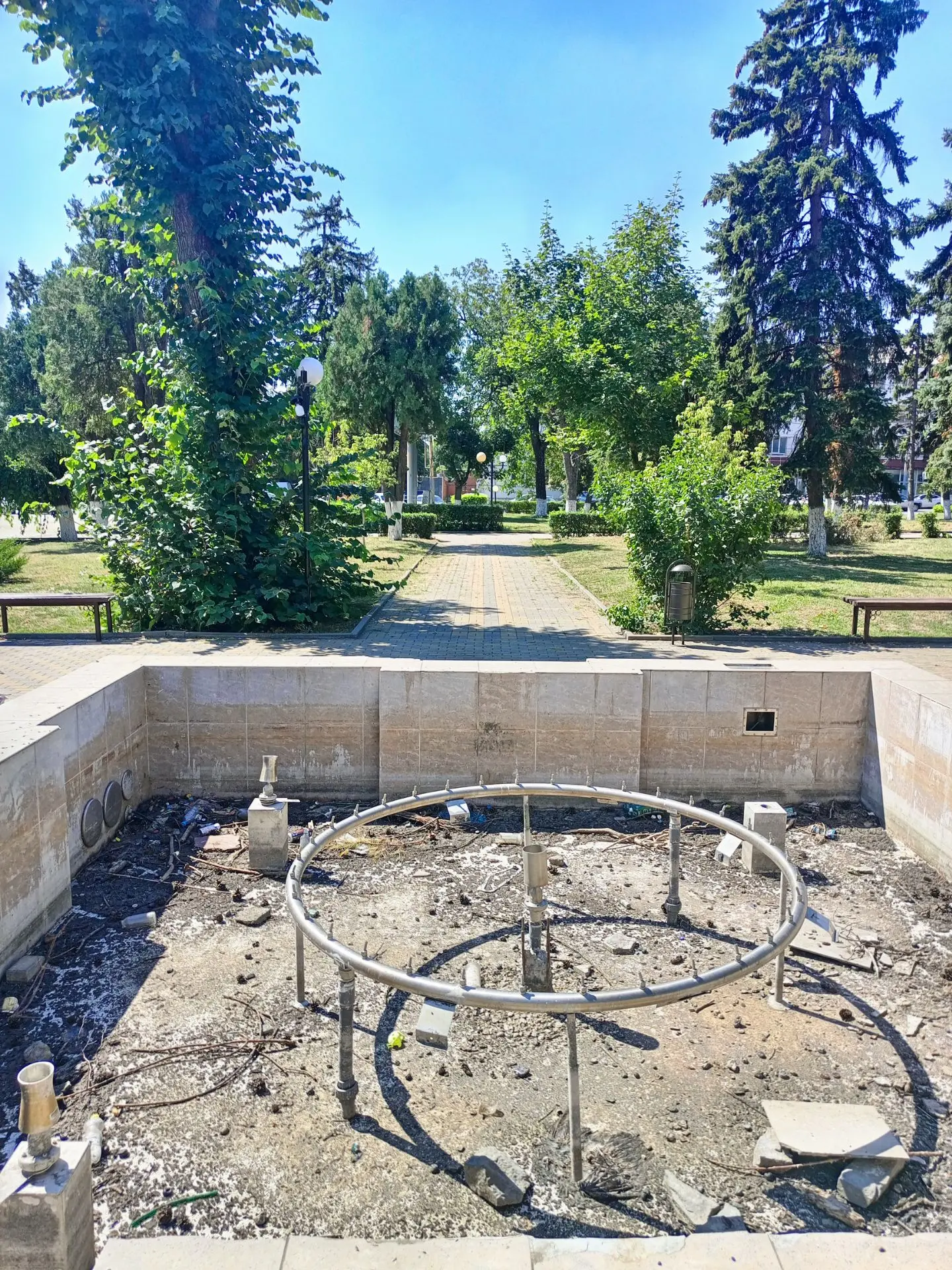 Мы конечно понимаем что на содержание фонтанов в городе бюджета нет, время сейчас не то...